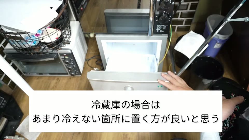 冷蔵庫の扉を開けてTシャツを入れようとしている。テロップに「冷蔵庫の場合はあまり冷えない箇所に置く方が良いと思う」