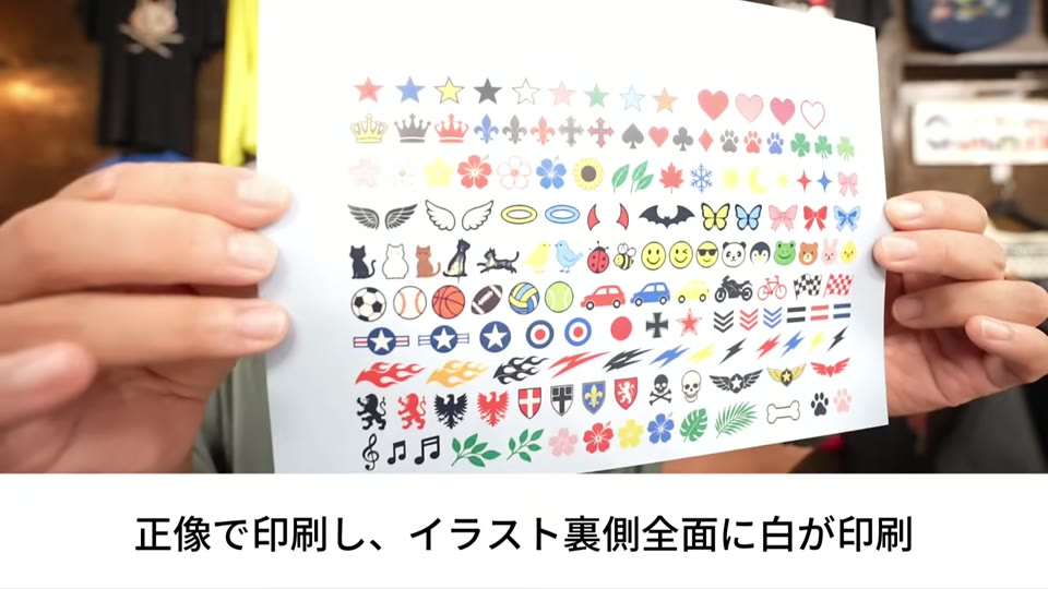 クリアデカールTHにWTRIP835で印刷した、星・ハート・動物・車などのデカールシートを手で持っている様子