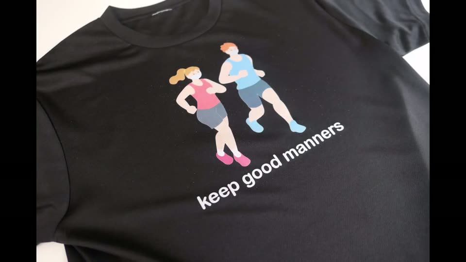 完成した黒のドライTシャツのアップ。肌色や水色、ピンクなどの淡い色もくすまずに出ている