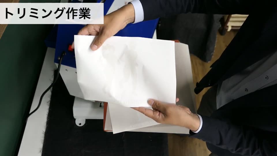 プレス後、熱いうちにプラスターシートを剥がしている手元