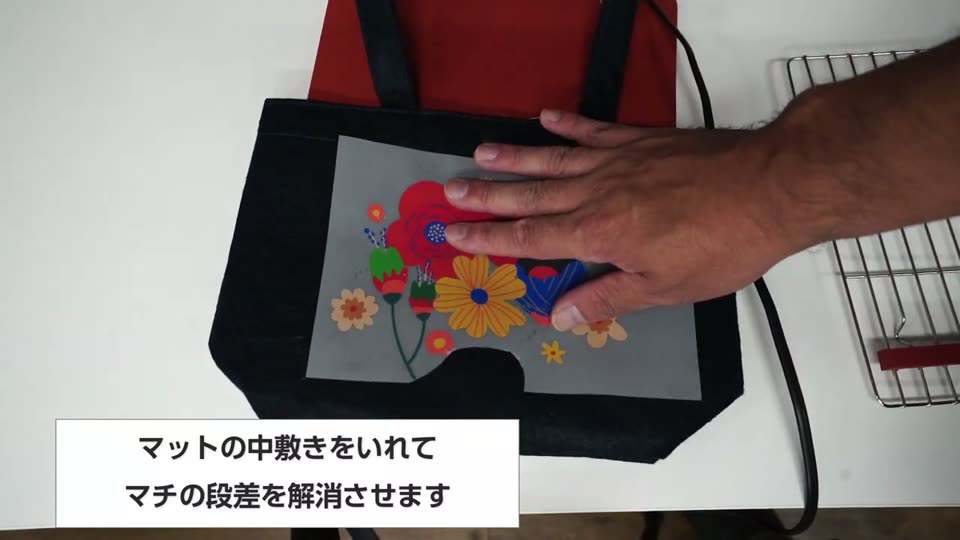 フェルトバッグの中にマットの中敷きを入れて、DTFフィルムをのせている様子