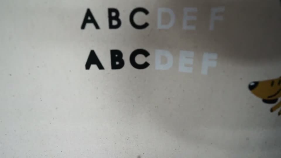 仕上げプレス後のコットンバッグに黒と白でプリントされたABCDEFの文字のアップ