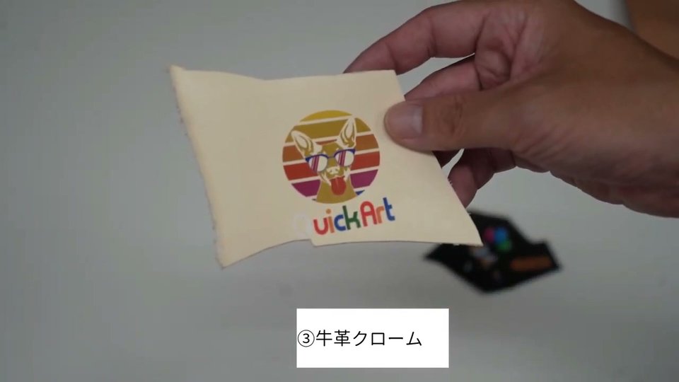ベージュの牛革クロームに小型DTFでフルカラーのロゴがプリントされている様子