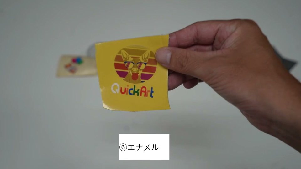 黄色のエナメル革に小型DTFでフルカラーのロゴがプリントされている様子