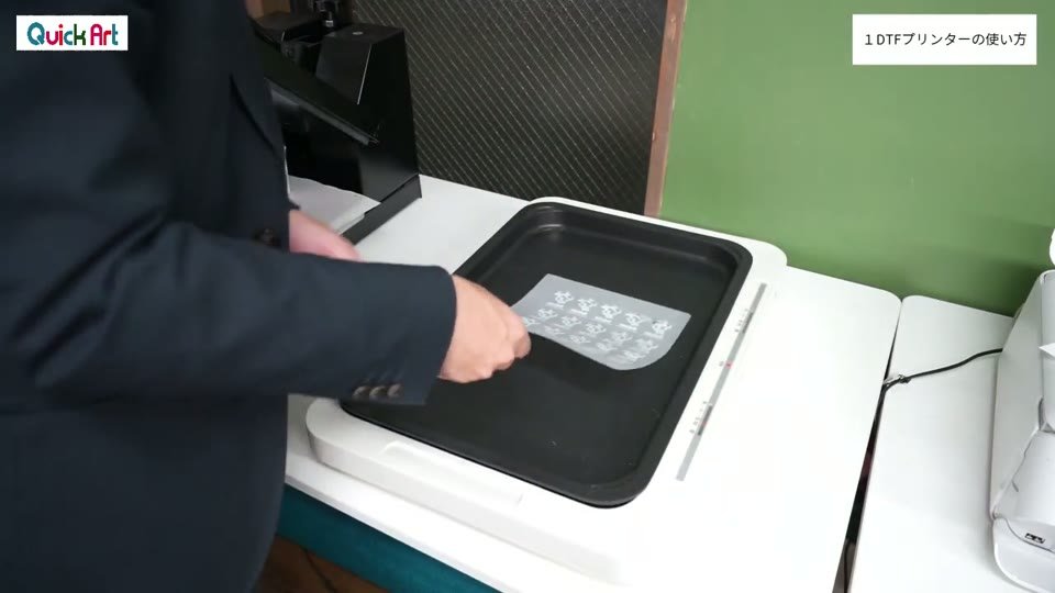 パウダーをかけたフィルムを黒いホットプレートに入れて焼いている様子