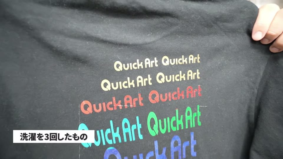黒いTシャツに金・銀・赤・緑・青のメタリックホイルでロゴをプリントし、3回洗濯したもの
