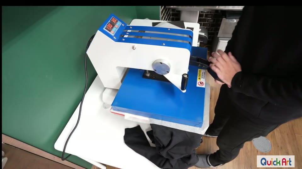 パーカーの中に下敷きを入れてプレスする様子