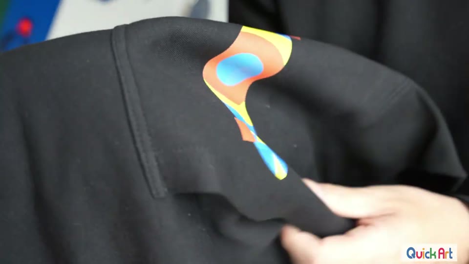 パーカーのフードにプリントした仕上がり