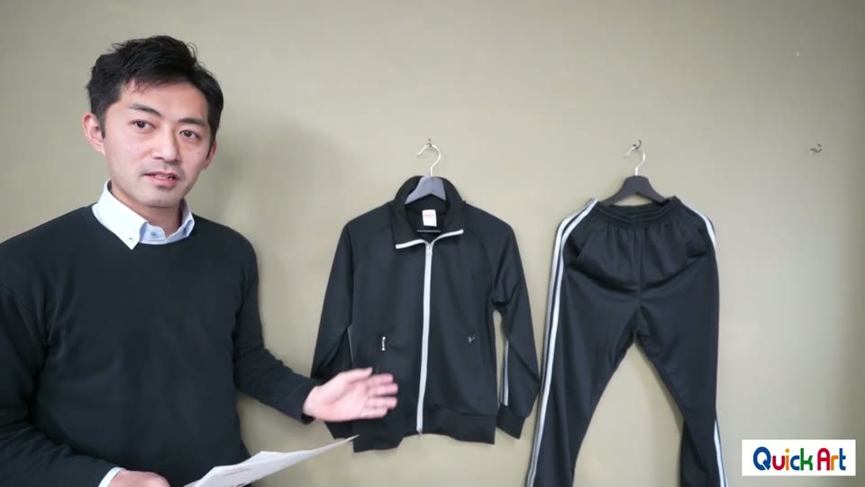 黒いジャージの上着とパンツ
