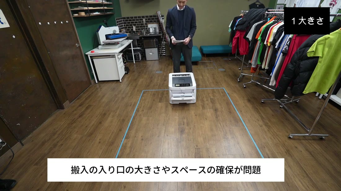 ショールームの床に貼った大判DTFの設置面積と、搬入の入り口やスペースの確保が問題というテロップ