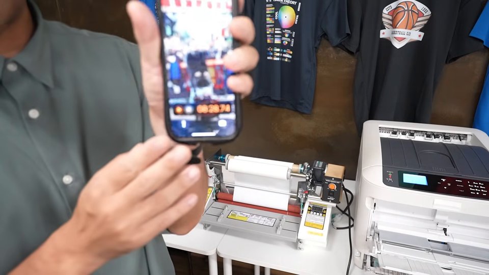 ストップウォッチに08:28.74と表示されたスマートフォン。24枚の転写マークができあがった時間