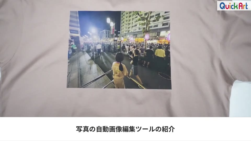 夜の商店街を撮った写真を四角いままTシャツにプリントした例
