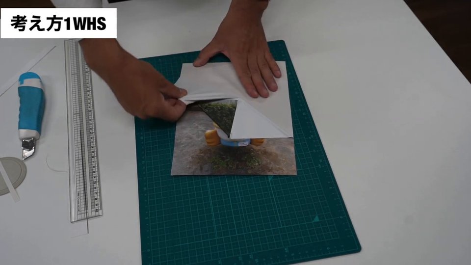カットした転写紙の裏紙をめくって剥がしている様子