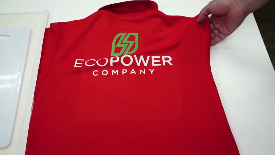 赤いポロシャツの背面にプリントしたECOPOWERのロゴ