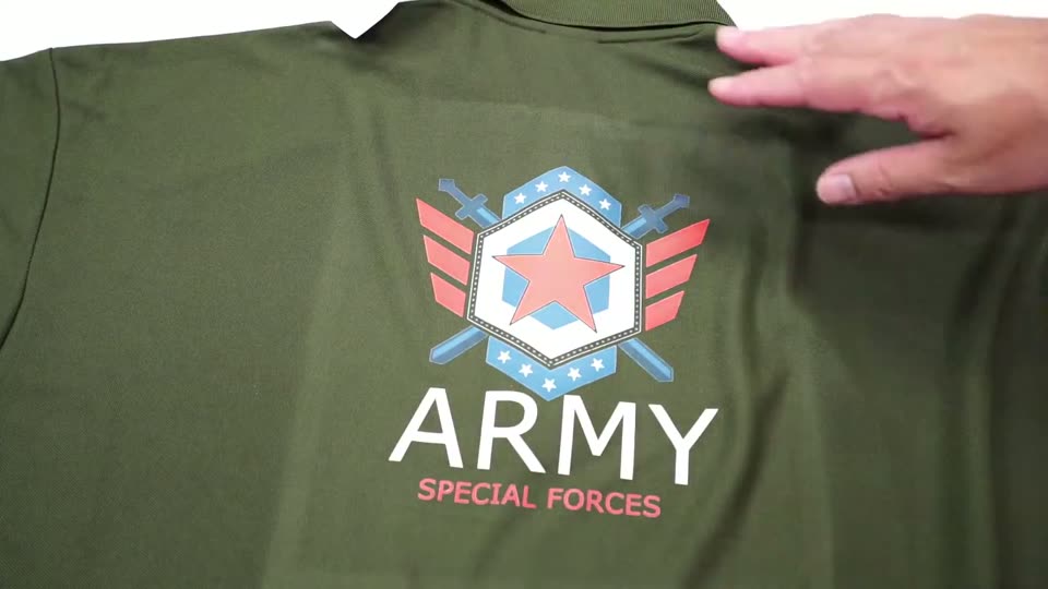 カーキのポロシャツの背中にプリントしたARMYのデザイン