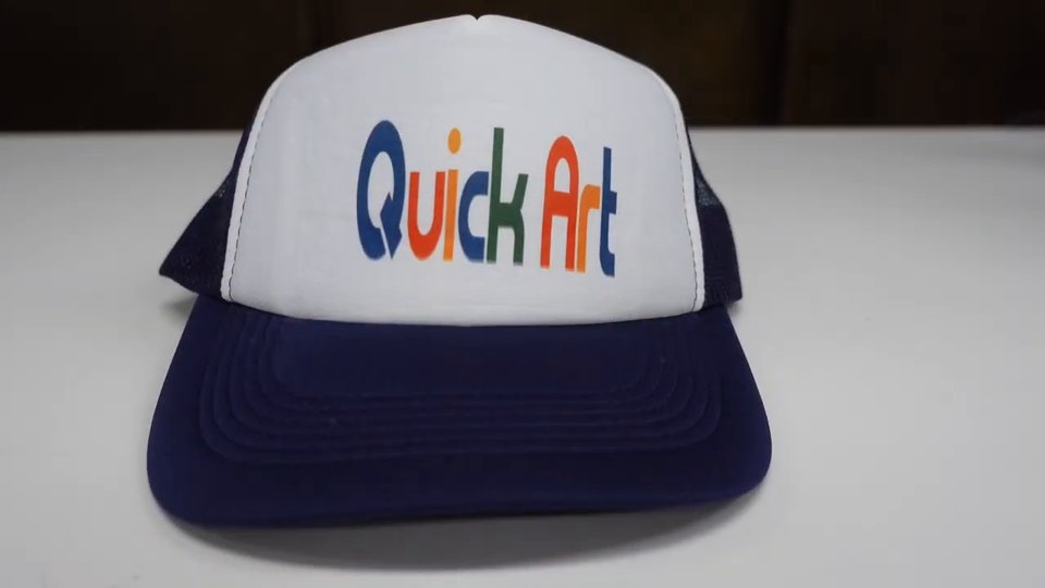 白いフロントと紺のつばのメッシュキャップに、カラフルなQuick Artのロゴが昇華転写されている