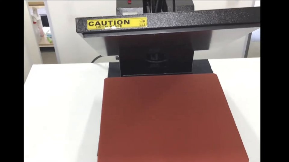 正面から見たあおり式プレス機JL-PL001AⅡ。上ゴテが上に開き、赤い下ゴテが見えている