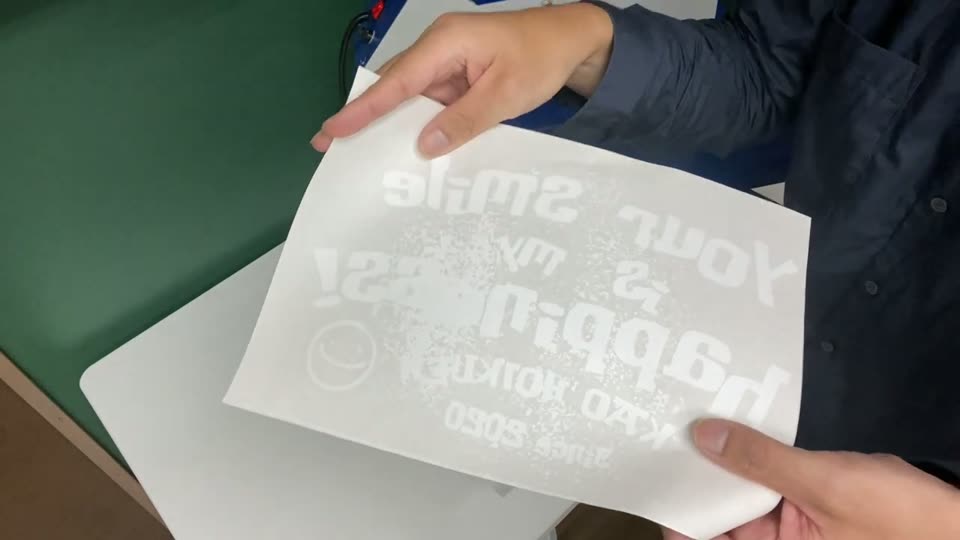 130度30秒表裏でプレスしたシートを剥がしたところ。文字のまわりの余白にプラスターの糊が点々と付いて白くくもっている