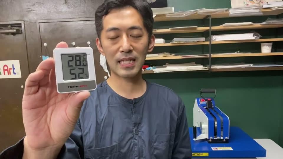 撮影時の室内の温湿度計。温度28.0℃、湿度52%を表示している