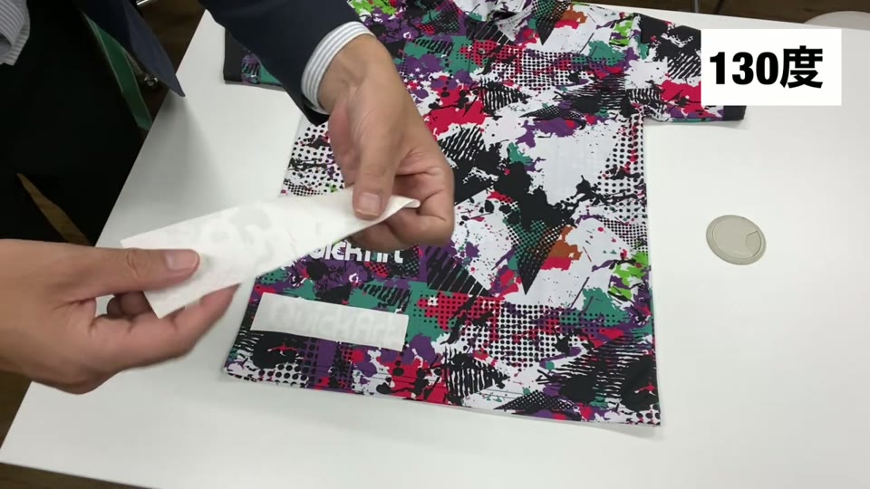 130℃でプレスした転写紙をはがすと、紙に生地の色が移っている