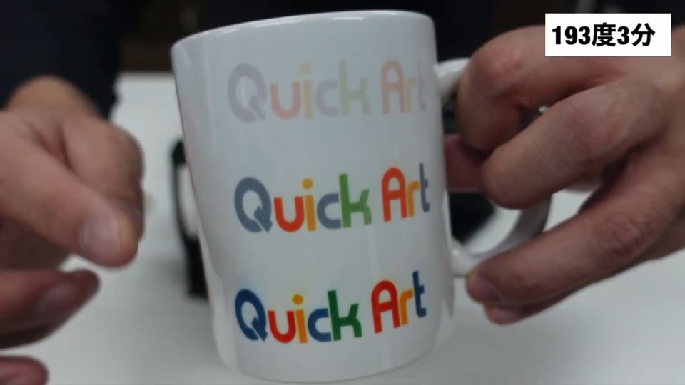 1つのマグカップに3つのQuick Artロゴ。上から1分・2分・3分でプレスし、下にいくほど色が濃い
