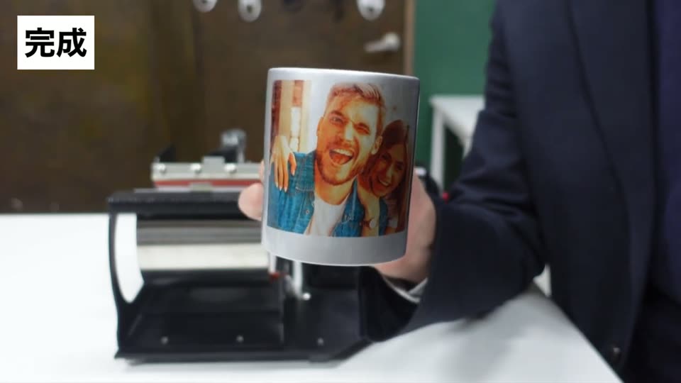 シルバーのメタリックマグカップに男女の写真をプリントした完成品