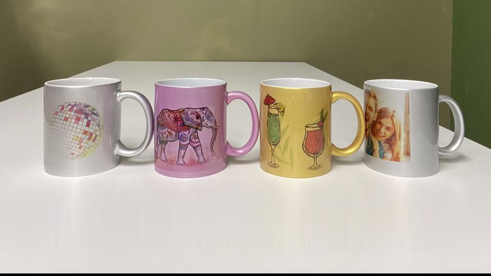 昇華転写でプリントしたシルバー・ピンク・ゴールドのメタリックマグカップ4個が並んでいる