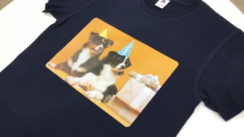 紺のTシャツにWHS-SOFTで犬の写真をプリントした仕上がり