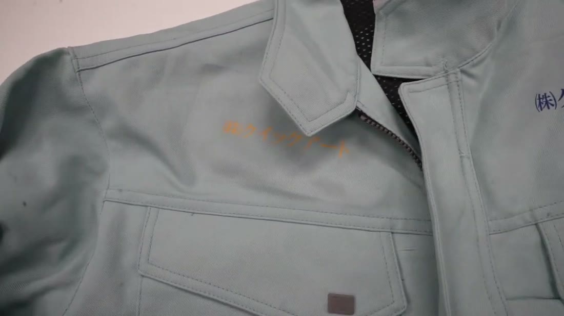 作業服の左胸に白トナー、右胸に小型DTFで社名をプリントした仕上がり