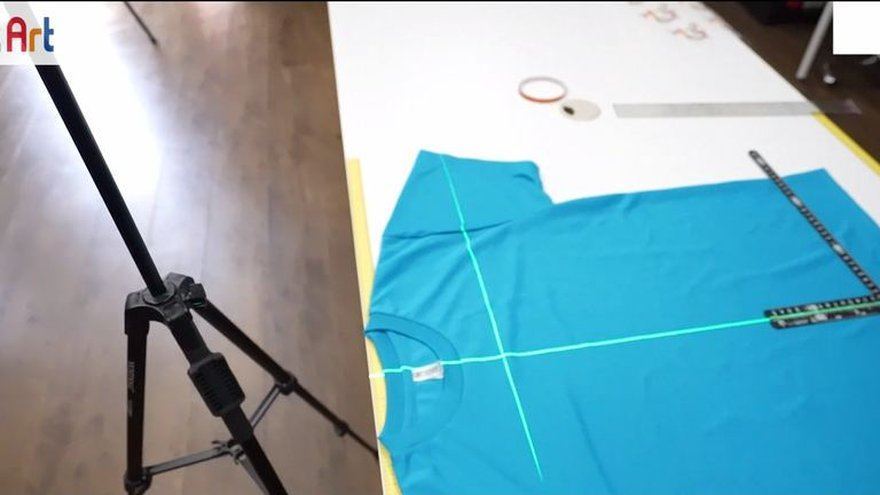Tシャツにプリント位置を合わせている様子